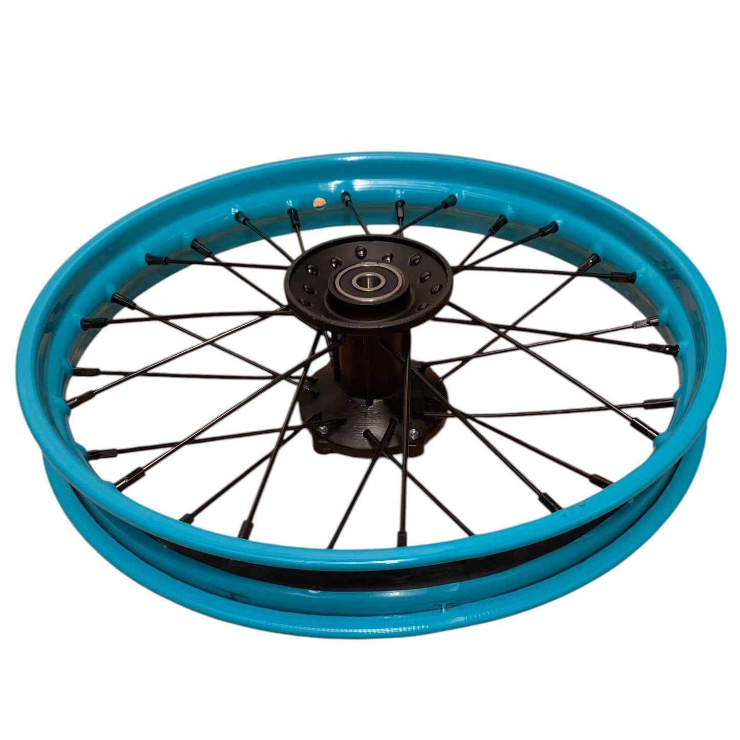 Kubbi K22 front spoked wheel rim close-up view